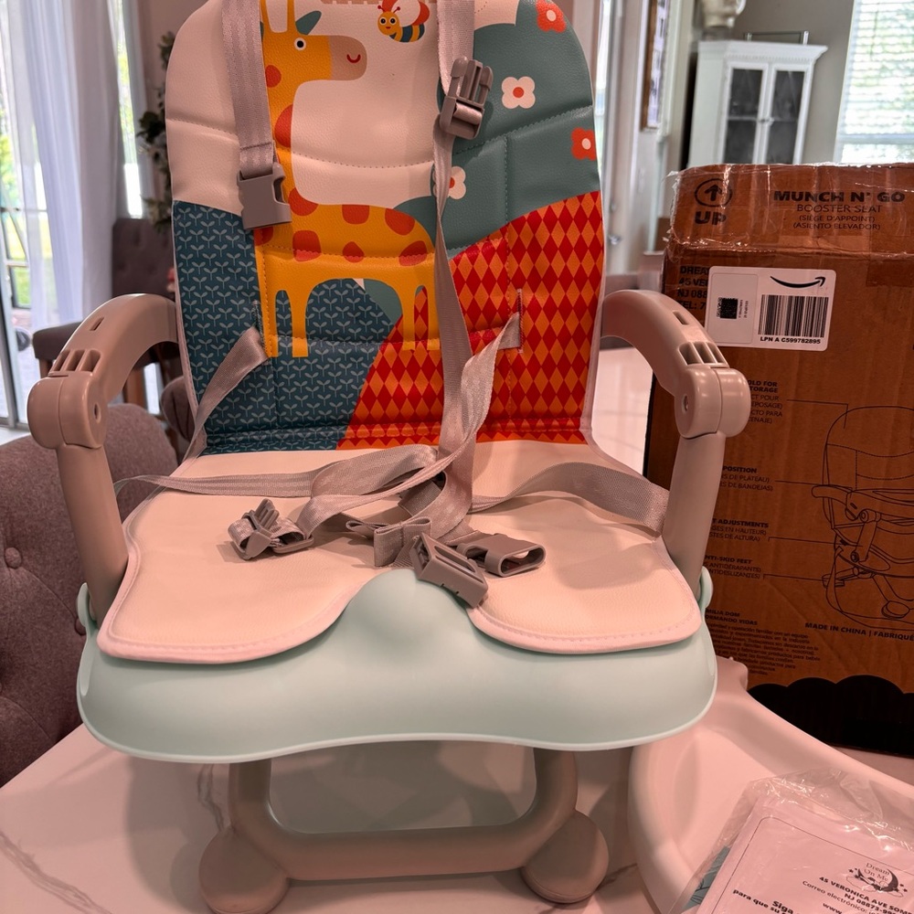 NWT, Dream On Me Munch N Go Booster Seat, Portable High Chair. Mint Green